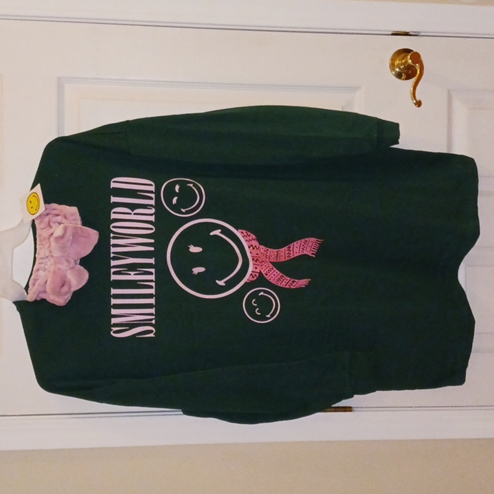 women's sleepshirt pajamas. Sz L. Smiley World w/ spa headband. Light fleece NWT